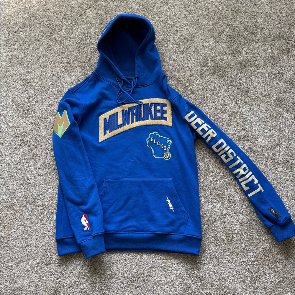 Men's Milwaukee Bucks Nike City Edition Essential Club Pullover Hoodie